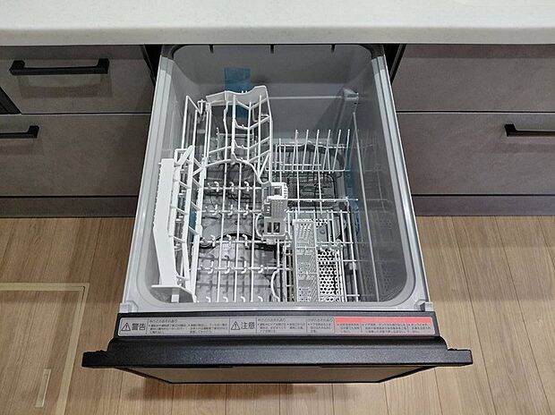 【２号棟：食器洗い乾燥機】キッチンと美しく一体化。手で洗うよりも節水になり、家事の負担も軽減できます。（※システムキッチン付属の設備です。各メーカーの仕様に準じます。）


