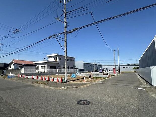 【1号棟　分譲地全景】　全3区画建設予定地です。閑静な住宅地に立地し、南側にお庭を配置した陽当たり良好の敷地です。前面道路は6ｍ以上あり、お車の出し入れも落ち着いて行えます。