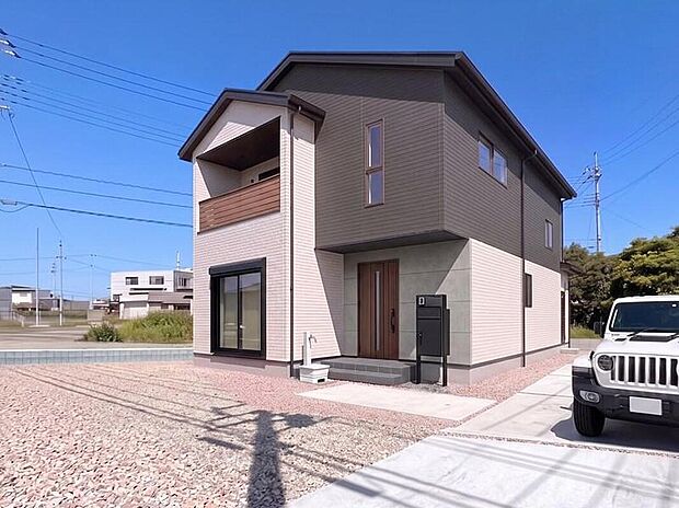 【外観完成イメージ】モノトーンを基調とし、洗練された上品な外観デザインになっております。バルコニーは幅広格子を横に配置。木調が高級感と自然な格調を感じさせます。