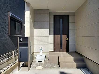 【Ｉ号棟：玄関・宅配ボックス】