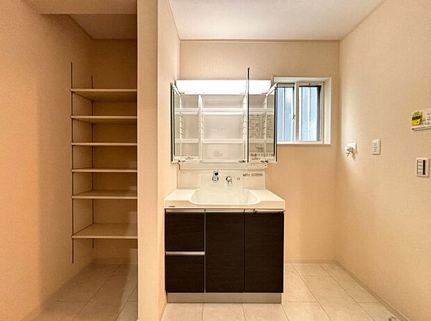 【【9号棟：洗面室】】可動棚になっていて、背の高い洗剤なども収納できます。