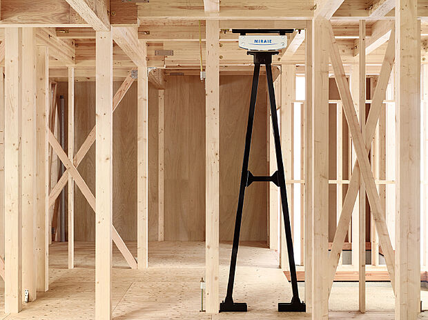 【制震ダンパー（住友ゴム：MIRAIE）】■地震のエネルギーを吸収し、揺れを制御する木造住宅用制震ダンパー。
建物自体の強度を上げ、建物の倒壊を防ぐ「耐震」に「制震」を加えることで、
より安心・安全な住まいを実現します。