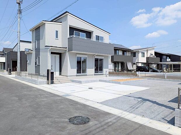 【【7号棟:外観】】グレー色のツートンカラーに黒のアクセントが効いた、モダンで品のある外観。シャープな印象のバルコニー手すりや、シンプルな窓配置が全体に統一感を与え、街並みに映える佇まいです。