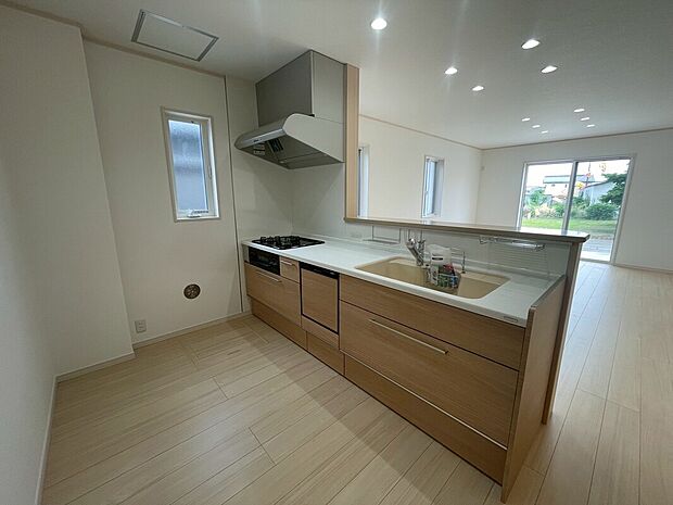 【【6号棟：キッチン】】浄水・整流・シャワーの切り替えは、ヘッド部先端のハンドルをひねるだけ、シャワーヘッド部分を引き出し、シンクのお手入れや給水がスムーズにできます。（2025年6月2日撮影）