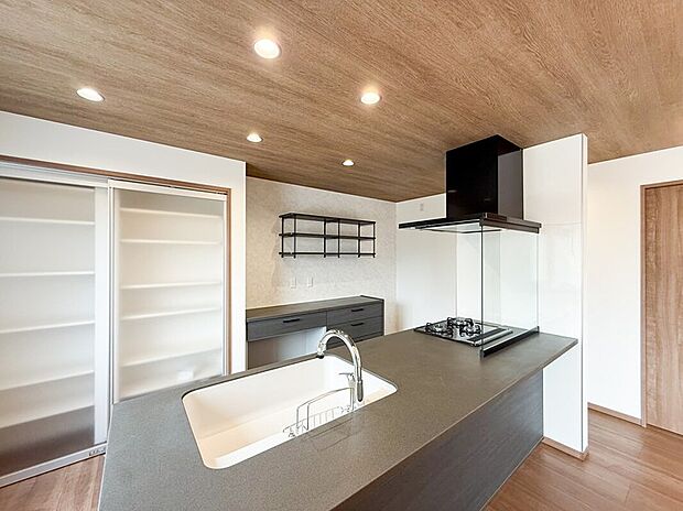 【LIXIL：タッチレスハンドシャワー水栓】センサーに手をかざすだけで水を出せます。汚れた手でも操作できるので衛生的！