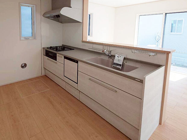 【【1号棟 キッチン】】「食洗機」「人造大理石トップ」「3口コンロ」「浄水器内蔵シャワー混合水栓」「ハンガーアイテム」など、家事を便利にしてくれるシステムキッチンです!