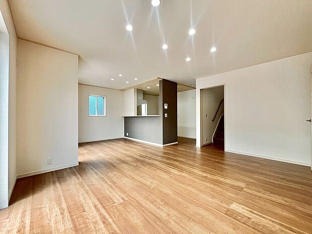 【【2号棟：リビング】】9帖の広々としたリビングです！ダイニングテーブルやローテーブル、ソファの他にプレイマットを敷いたり、ピアノを置いたりできるゆとりがあります！