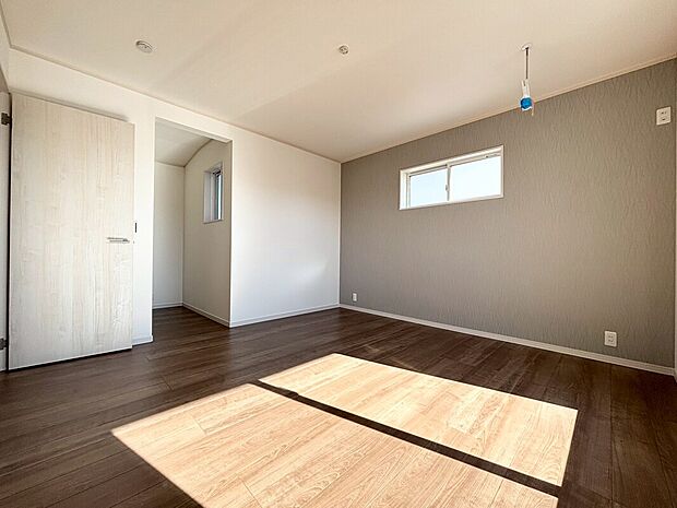 【【B号棟:主寝室】】ダブルベッドを置いても、ゆとりのある広さ。シンプルかつ上質な雰囲気が魅力の一室で、ウォークインクローゼットを完備してます。