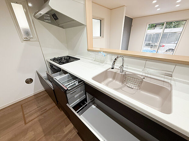 【【1階キッチン:3口コンロキッチン】】【1階キッチン:3口コンロキッチン】