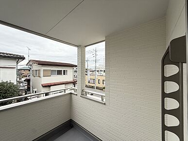 【2階バルコニー　設備画像：室外物干し金物】2階のバルコニーに水平式物干しを設置。外壁に固定されているので強風で倒れる心配もなく、家族みんなの洗濯物を干すことができます。 