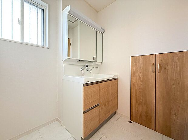 【トクラス：洗面化粧台（ワイドタイプ）】「洗面空間を、もっと使える生活空間へ」３面鏡を開けるとたっぷりの収納スペースがあります。片付けにくい“大きめの家電”もすっきり収納できます。