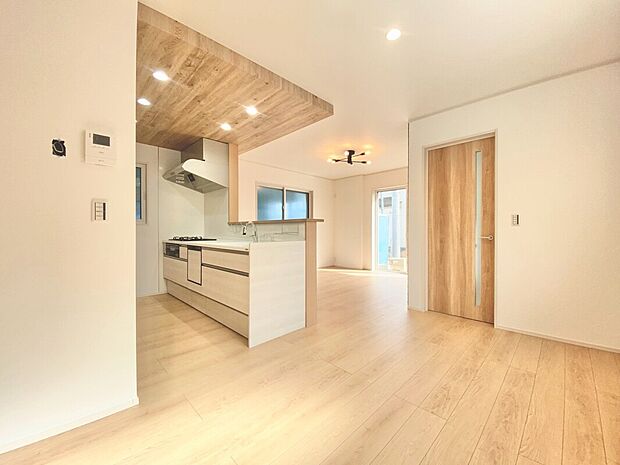 【２号棟　リビングダイニング】対面キッチン前の空間を広めにとっているため、ダイニングテーブルを置いても充分なスペースがあります。ご家族で楽しい食事の時間をお過ごしください。