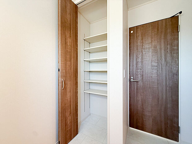 【【2号棟:洗面室】】洗面室に収納付。家族分のタオルや洗濯用品を一か所にまとめられる収納力です。