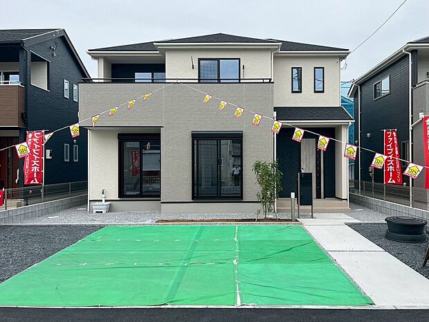 【【5号棟 外観】】★まもなく完成★優しい色合いの外壁が、上品で親しみやすい印象の外観デザインです!大きな窓は採光性が高く、室内を明るくしてくれます。