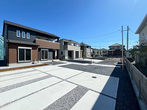 【【6号棟 外観】】ダークトーンでモダンな雰囲気の外観です。
木目の貼り分けがアクセントのおしゃれデザインになっております!駐車スペースが広々とれ、お車を停めるだけでなくお外遊びをするときものびのび♪