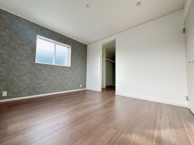 【【6号棟：主寝室】】バルコニーに面した明るい8帖の寝室。奥にはウォークインクローゼットがあり、内部は中央で仕切られ、ご夫婦の衣類などを別々に収納可能です。（2026年1月26日撮影）