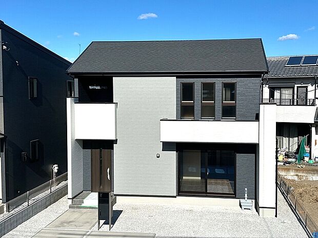 【【２号棟　外観】】３連窓が印象的なスタイリッシュな外観。広いウォークインクローゼットに主寝室から直行できます。（2026年１月11日撮影）