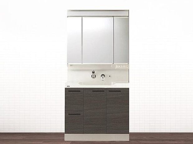 【【洗面化粧台：エポック（トクラス）】】ボウルとの一体型成形で継ぎ目のないハイバックガードと壁出し水栓は汚れがたまりにくく毎日のお手入れが簡単。
濡れたままのコップを収納できる棚や可動式トレーなど収納も充実。