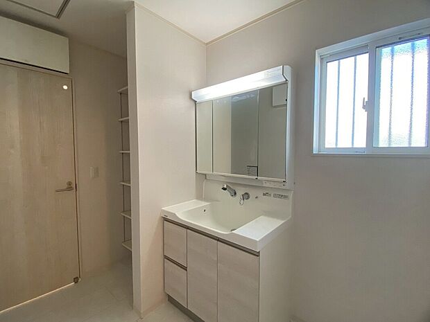 【【4号棟　洗面室】】洗面室　3面鏡の洗面台はご家族が並んで使える大きさ！鏡の裏側の収納はもちろん、タオルや洗剤などをストックできる可動棚の収納も完備！