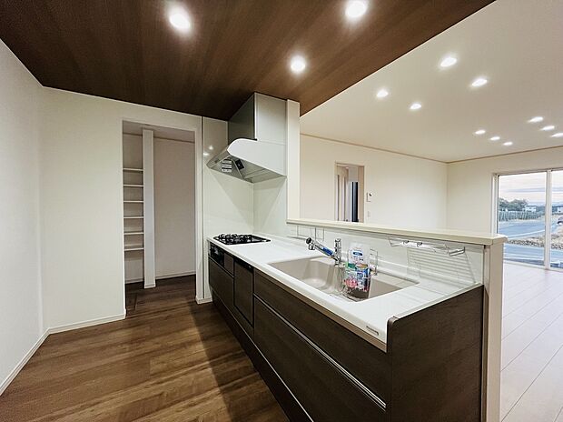 【【2号棟:対面式システムキッチン 】】対面式システムキッチン がご家族との会話が弾み日々のお料理もはかどりますね。