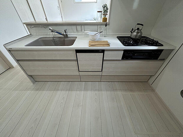 【【3号棟　キッチン】】家族とのコミュニケーションのとりやすいカウンタータイプのキッチンです。料理をしながらお子様の様子も見守れるのは安心ですね！嬉しい食器洗い乾燥機付き♪※掲載写真内の家具調度品は価格に含まれません。
