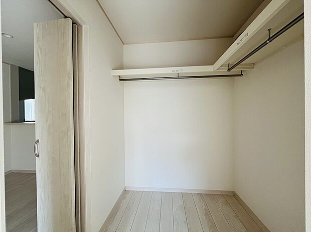 【3号棟 ファミリークローゼット】ファミリークローゼットを搭載した物件は珍しく、大容量の衣類をしまえる空間となっております。