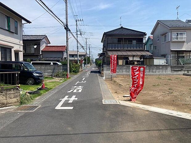 【【周辺道路】】開発道路を出た先は4.0mの公道となっています。（2025年8月撮影）