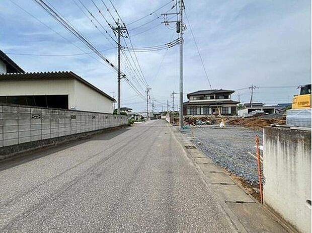 【【現地 前面道路】】西側、道幅6.0mの公道に接道しています。(2025年6月撮影)