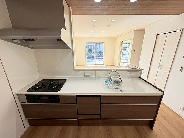 【【７号棟　キッチン】】トクラスの人造大理石は、カウンターから排水部分までのつなぎ目がとても滑らか。日々のお掃除も簡単で、キッチンの清潔感を保つことができます。