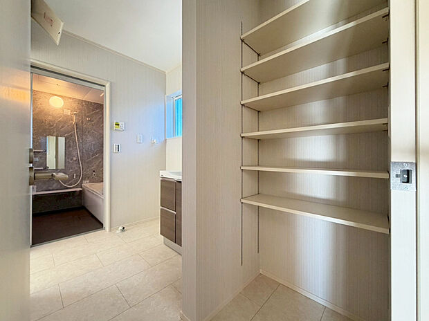 【【７号棟　洗面脱衣室】】収納棚は高さ調節可能！高さのある洗濯洗剤や、色んなサイズのタオルもまとめて収納できます。カゴや仕切りを使えばより収納力UPですね。