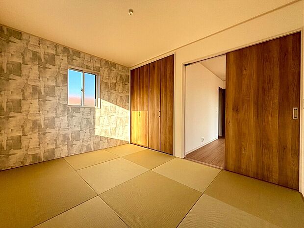 【【5号棟　和室】】６帖の和室。モダンな色合いの畳が落ち着きのある空間を演出してくれてます。（2025年12月12日撮影）