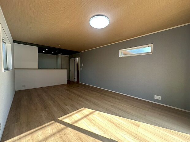 【6号棟 リビングダイニングルーム】天井や壁のクロスの張り分けがオシャレで落ち着いた雰囲気になっています。17.6帖のゆったりしたリビングダイニングは家族が集まりやすい空間になります。