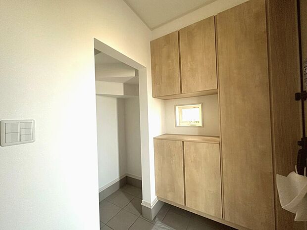 【3号棟 玄関】50足以上入るるシューズボックスには家族みんなの靴がきれいに収納できます。また、玄関脇の土間収納にはゴルフバッグやBBQセット等外遊びの道具が収納できるので玄関周りは散らかりません!