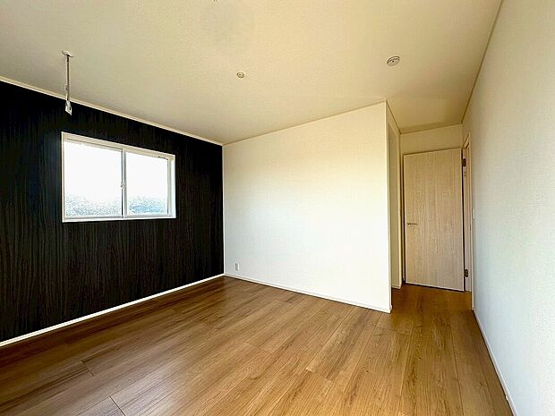 【5号棟 洋室】7.7帖洋室はご夫婦の寝室にちょうどいいですね。ウオークインクローゼットも付いていてお部屋がきれいに片付きます。ベランダにも出られますし、部屋干し金具もついて便利に使えます。