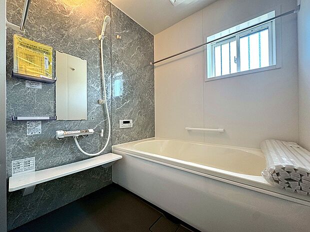 【【5号棟 浴室】】足を伸ばしてゆっくりと浸かれる浴槽の浴室。浴室暖房乾燥機付きなので雨の日や花粉の時期のお洗濯にも大活躍です。