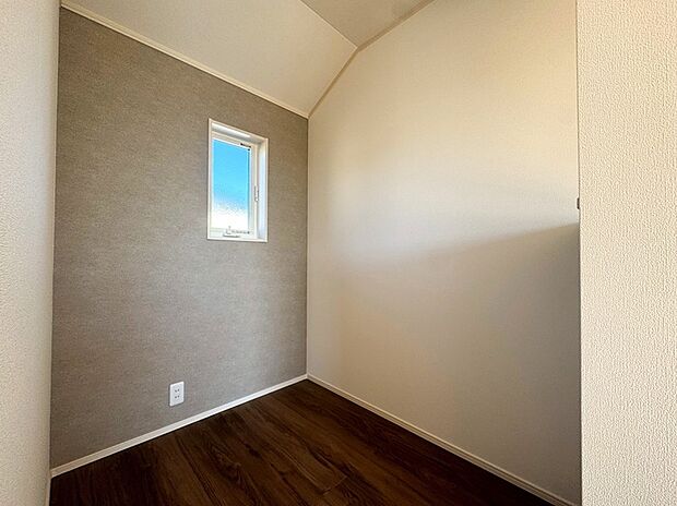 【【5号棟 主寝室の書斎コーナー】】主寝室には書斎コーナーをご用意しました。アクセントクロスと丸みのある天井がお洒落なスペースとなっております。