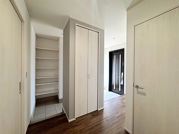 【【5号棟 玄関収納】】収納充実の玄関スペース
大容量のシューズボックスのほかに土間収納やクローゼットタイプの収納もございます。