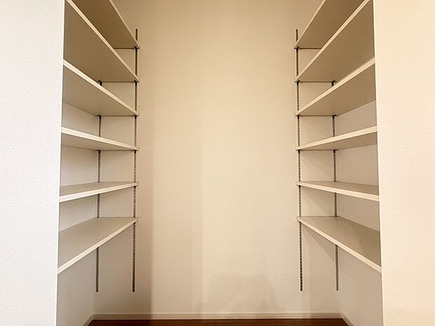 【《1号棟　パントリー》】パントリーは、常温保存できる食品や飲料を保管しておく場所に使えます。平日あまり買い物に行けない方など、ストックできると便利ですね。調味料や食器もしまうことができます。