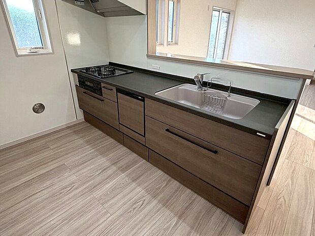 【【4号棟　キッチン】】便利なシステムキッチンの広い天板でお子様と一緒にお菓子作りなども楽しめます。シンク下などは全面引出タイプの収納となっていますので調理道具などがスッキリ収まります。