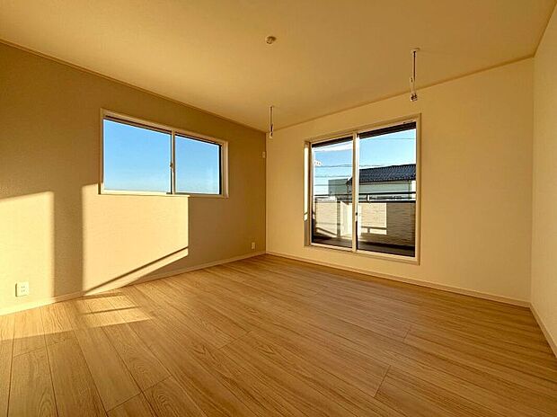 【【4号棟　主寝室】】8帖の主寝室にはWICがついています。バルコニーへ出入りすることが可能な掃き出し窓から明るい陽が入ります。部屋干しに便利な天井付きの物干し金物があります。