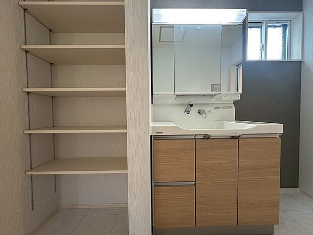 【2号棟　洗面所】洗面所には収納スペースが有るので、タオルや家族の下着なども仕舞えるので入浴時も安心です。