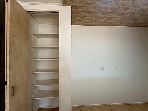 【2号棟　キッチン収納】キッチン奥の収納には日常の食品ストックや非常時の持ち出し袋・保存食など棚に分けて収納しておくことができます。