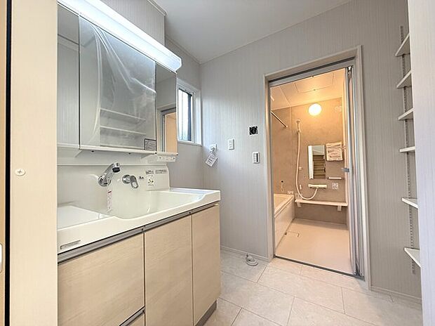 【洗面室】三面鏡の裏はすべて収納スペースになっています！中央ミラーは照明スイッチに連動する防曇ヒーター付です！