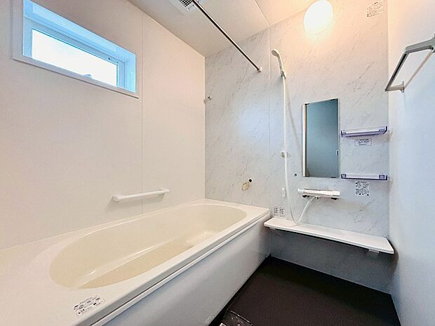 【【2号棟 浴室】】ゆっくりと癒しの時間を過ごすことができる浴室!最低限の必要な収納が確保され、お手入れがしやすく快適です。