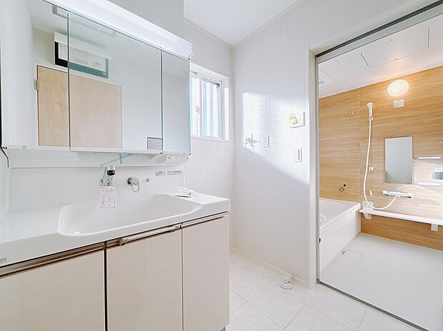 【 【 1号棟 ：洗面脱衣室 】】上岩瀬 （全12区画）1号棟 　洗面脱衣所：洗面化粧台は鏡裏全面収納タイプ。収納トレーは取り外して高さ調節が可能。高さの違うボトル収納はもちろん、汚れたらすぐに洗えるためとても衛生的です。