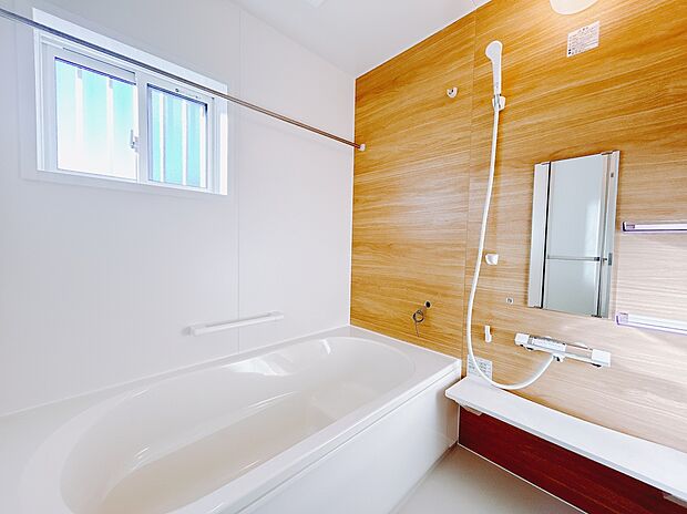 【 【 1号棟 ：浴室 】】上岩瀬 （全12区画）1号棟 　浴室：ベンチタイプの高断熱浴槽を使用。温めたお湯の熱を逃がしにくくして、しっかり断熱します。４時間経っても湯温低下は２５℃以内！ご家族全員で温かいお風呂を楽しめます。