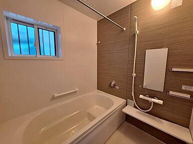 外の景色がクリアに見える網戸。細かい網目と細い糸で、防虫性に優れています。糸と糸の交差部を融着する技術により、ほこりがすき間に入りにくく、眺望性を保ちます。 