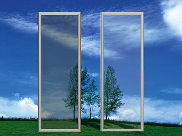 【-】外の景色がクリアに見える網戸。細かい網目と細い糸で、防虫性に優れています。糸と糸の交差部を融着する技術により、ほこりがすき間に入りにくく、眺望性を保ちます。