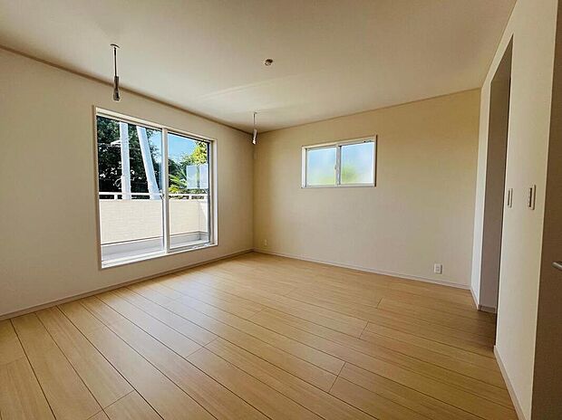 【【1号棟 主寝室】】9.7帖(書斎1.7帖含む)とゆとりある広さの主寝室です!バルコニーへの出入り可能で、お布団を干すのも楽に行えます。書斎は、パソコン作業や、趣味のスペースに活用するなど、色々な使い方が可能です。