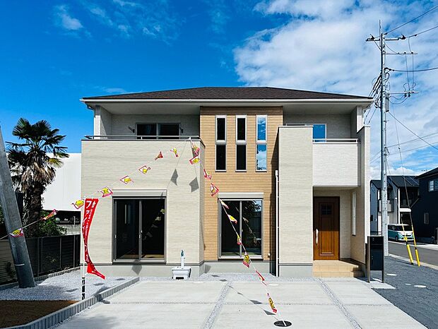 【【1号棟 外観正面】】東南角地に立地し、全居室南向きの一邸です。全てのお部屋が、明るい光に包まれ、心地よくお過ごしいただけます。